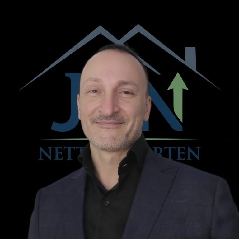 Sven-Oliver Ostermeier lächelnd in dunkler Kleidung vor dem Firmenlogo von JBN Netto Experten